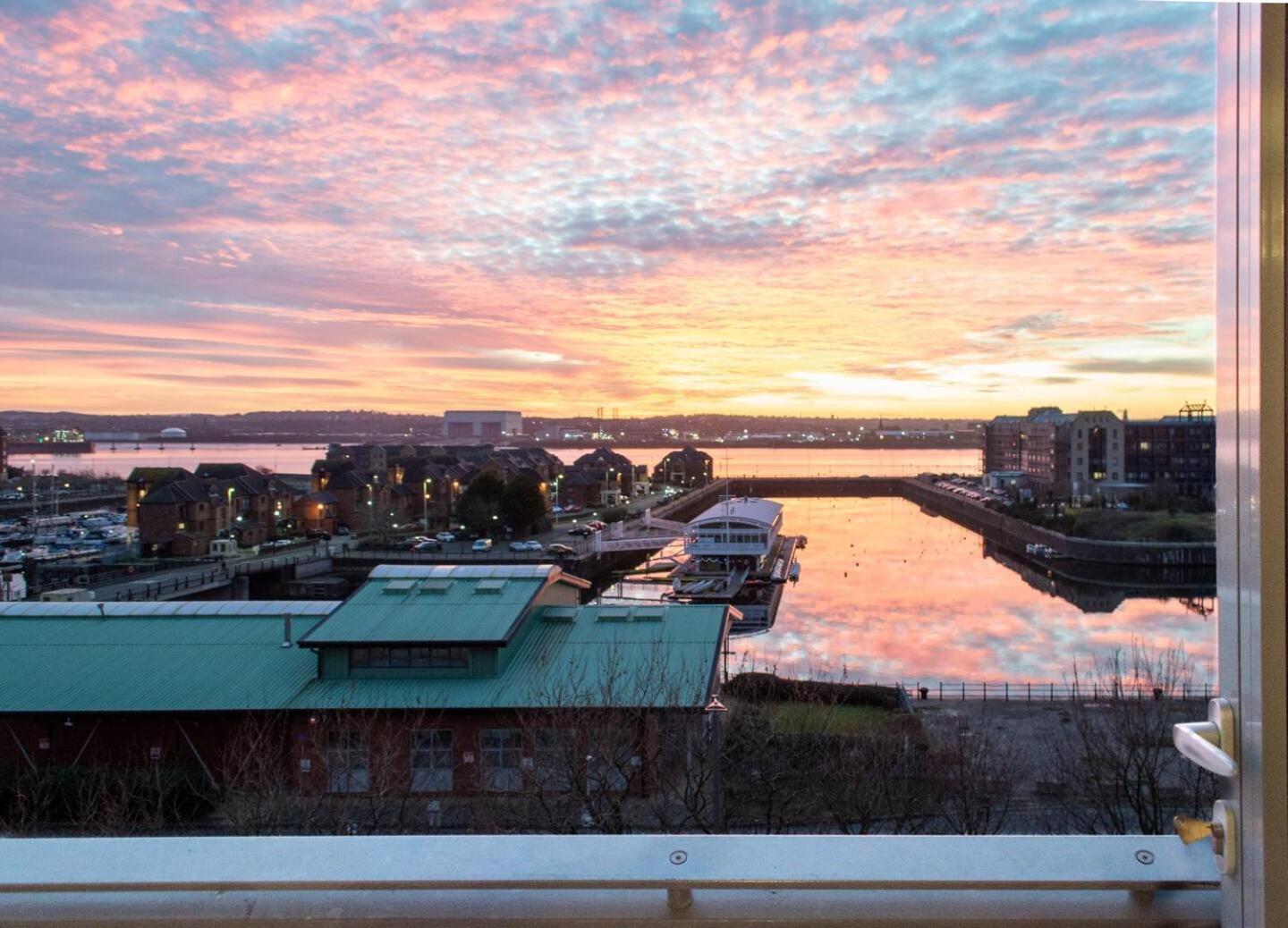 Stunning Mersey View Flat W Parking In Liverpool Exterior photo